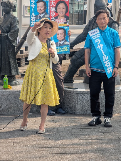 静岡市街での街頭演説/写真は静岡駅北口広場で撮影