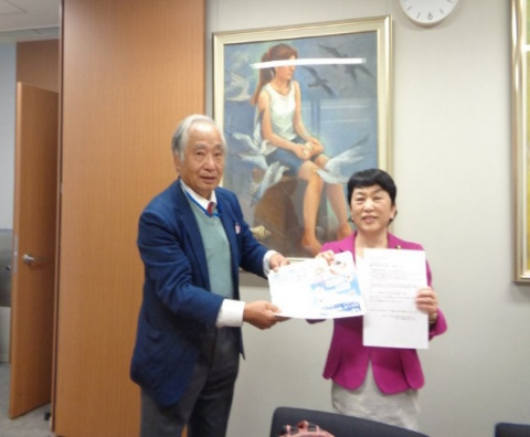 福島瑞穂事務所にて要望書提出するネットワーク共同代表鈴木祐一さん